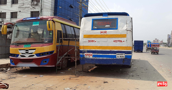 কাজ শেষ হবার আগেই লিংক রোডের একপাশ দখল করে গাড়ি মেরামত
