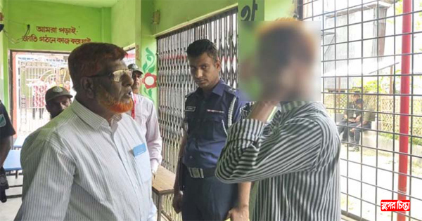 ভোটকক্ষে বসে মোবাইল ব্যবহার, কান ধরে ক্ষমা চাইলেন পোলিং এজেন্ট