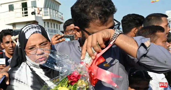 কারও হাতে ফুলের তোড়া, কারও চোখ অশ্রু ভেজা