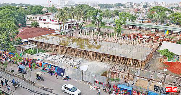 রেলওয়ের জমি দখল করে নির্মাণ হচ্ছে বিপণিবিতান!