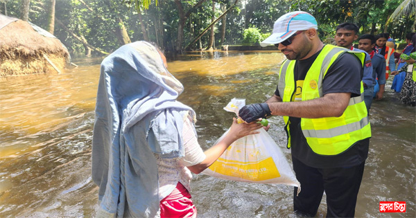 নোয়াখালী ও লক্ষীপুরে বন্যার্তদের মাঝে উপহার সামগ্রী বিতরণ