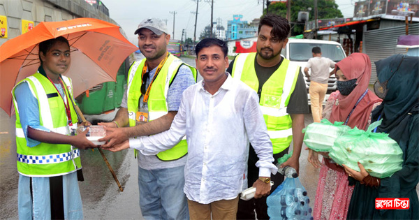 ট্রাফিকের দায়িত্ব পালনরত শিক্ষার্থীদের মাঝে খাবার বিতরণ করলেন