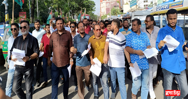 তারুণ্যের সমাবেশ সফলে মহানগর যুবদলের পথসভা ও লিফলেট বিতরণ