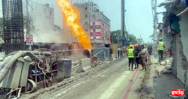 ফ্লাইওভার নির্মাণকাজের সময় গ্যাসের পাইপ ফেটে আগুন