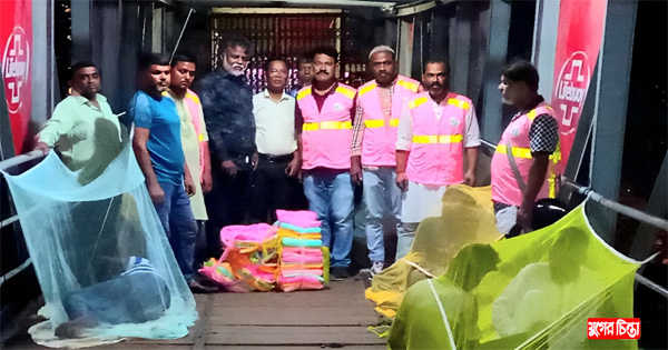 ডেঙ্গু রোধে রাতের আঁধারে ছিন্নমূল মানুষদের মশারি উপহার খোরশেদের