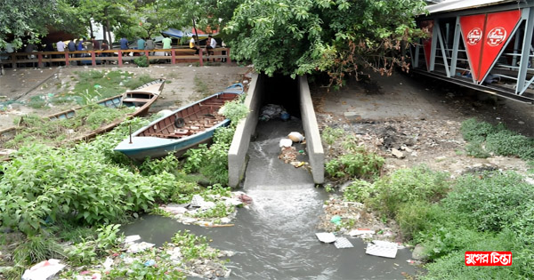 ড্রেনের মুখ খোলা থাকায় ময়লা-আবর্জনা সরাসরি &nbsp;শীতলক্ষ্যায়
