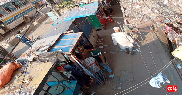 মার্কেটের সামনে দোকান বসিয়ে স্ট্যান্ডের নামে লাখ টাকা চাঁদাবাজি