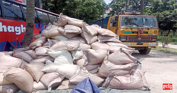 ডিবি পরিচয়ে ছিনতাইকৃত&nbsp;ট্রাক ভর্তি ৪০০ বস্তা ভারতীয় চিনি