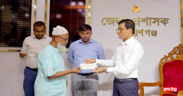 ক্ষতিগ্রস্ত ভূমি মালিকদের মধ্যে প্রায় পৌনে ৩ কোটি টাকার চেক বিতরণ