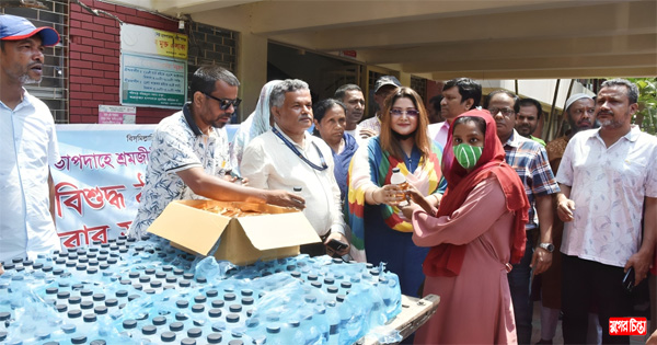 খানপুর হাসপাতালে রোগীদের মধ্যে পানি ও স্যালাইন বিতরণ