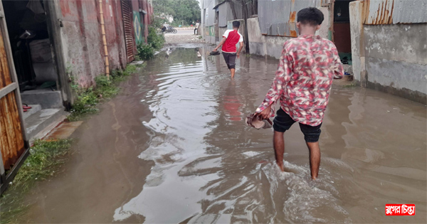 জুতা হাতে চলাচল করছে মানুষ