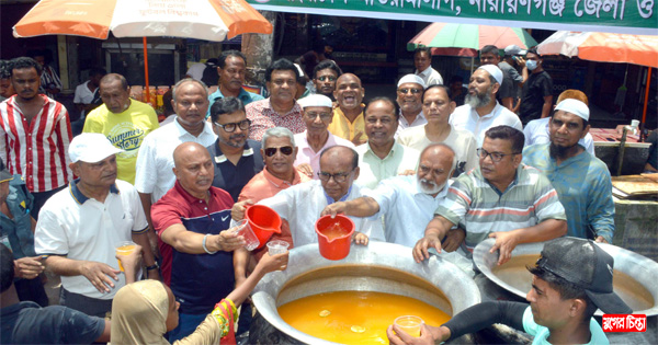 তীব্র তাপদাহে পথচারীদের মাঝে&nbsp;জেলা-মহানগর আ.লীগের শরবত বিতরণ