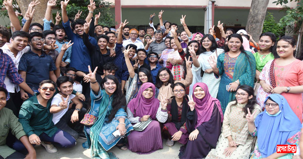 ভালো রেজাল্টের উল্লাসে শিক্ষার্থী ও অভিভাবকরা