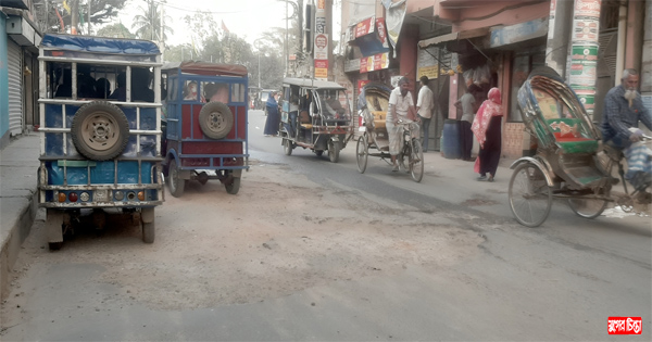 সংস্কার হয় না ঈশাখাঁ সড়কের ভাঙা রাস্তা &nbsp;