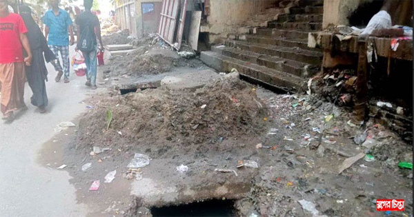 নাসিক ১৪নং ওয়ার্ডে সড়কের পাশে এক সপ্তাহ ধরে ড্রেনের ময়লা