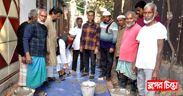 নিজ অর্থায়নে সড়কের ঢালাই করেন নবী হোসেন প্রধান ও রাজু আহমেদ