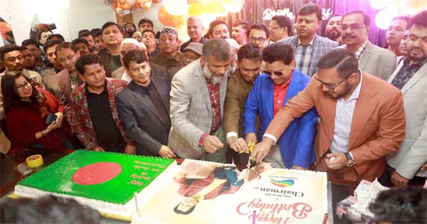 জন্মদিনে ফুলেল শুভেচ্ছায় সিক্ত রংধনু গ্রুপের চেয়ারম্যান