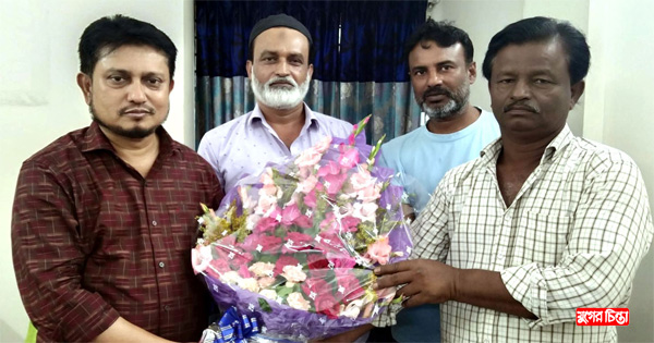 রফিকুল ইসলাম জীবনকে&nbsp;ইসদাইরবাসীর ফুলেল শুভেচ্ছা