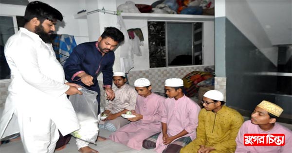 অয়ন ওসমানের পক্ষে এতিমদের মাঝে ইফতার বিতরণ করেন যুবলীগ নেতা মৃদুল