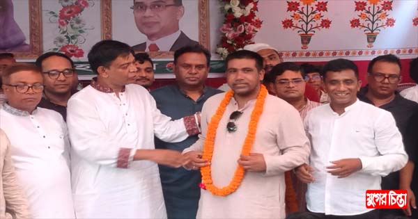 যুবদল নেতা শহিদকে ফুলের মালা দিয়ে বরণ করলেন কেন্দ্রীয় নেতৃবৃন্দ