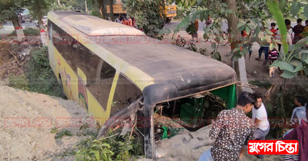 আড়াইহাজারে সড়ক দুর্ঘটনায় এক যুবক নিহত, আহত ১০