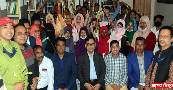 জালকুড়ি হাই স্কুল এন্ড কলেজের ছাত্র-ছাত্রীদেরকে ফুলেল শুভেচ্ছা