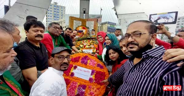 খোকন সাহার নেতৃত্বে বিজয়স্তম্ভে পুষ্পস্তবক অর্পণ