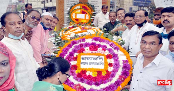 বিজয়স্তম্ভে পুষ্পস্তবক অর্পণ করেন মহানগর আওয়ামীলীগের নেতৃবৃন্দ