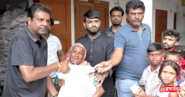 ঈদ খাদ্য সামগ্রী পৌঁছে দিলেন কাউন্সিলর বাবু