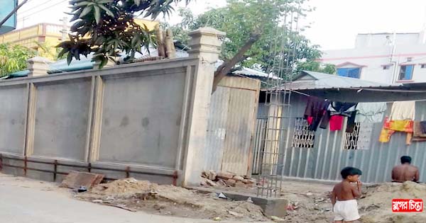 ১১নং ওয়ার্ডে সড়ক দখল করে বাউন্ডারি দেওয়াল নির্মাণ