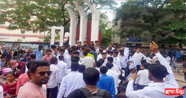 দেখভালের অভাবে অনিরাপদ চাষাঢ়া শহীদ মিনার