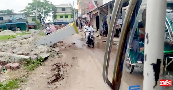 মতির অবৈধ দেয়াল অবৈধভাবে গুড়িয়ে দিলেন জাকির