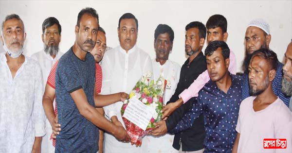 শ্রমিকদলের আহ্বায়ক ও সদস্য সচিবকে ফুলের শুভেচ্ছা