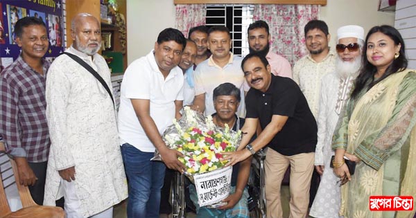 চন্দন শীলকে নারায়ণগঞ্জ সু মার্চেন্টস এসোসিয়েশন ফুল দিয়ে শুভেচ্ছা