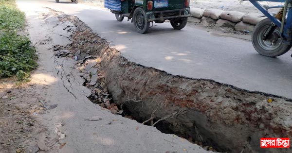 লাঙ্গলবন্দ-হালুয়াপাড়া রাস্তা ধসে চরম দুর্ভোগে জনগণ