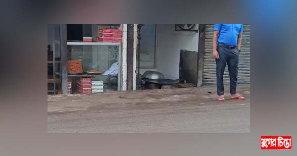 নোংরা পরিবেশে পরোটা-মিষ্টি আল পারভেজ মিষ্টান্ন ভান্ডারে