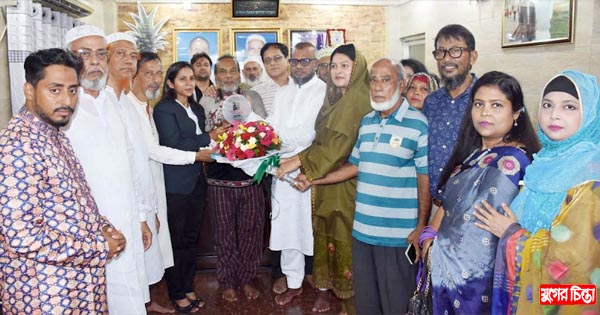 সাফ বিজয়ী নারী মাহমুদা আক্তার অনন্যাকে ক্রেস্ট, ফুল দিয়ে সংবর্ধনা
