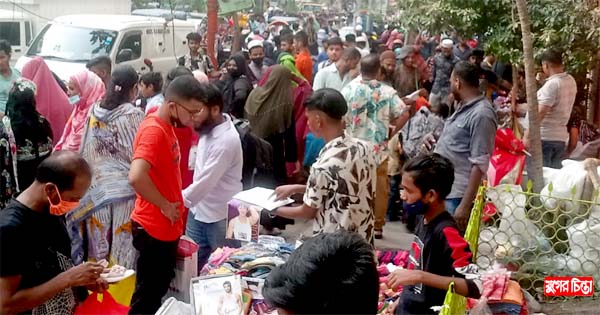 ফুটপাতে শেষ মুহুর্ত্বের কেনাকাটার ধুম