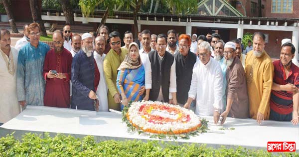 টুঙ্গিপাড়ায় বঙ্গবন্ধু&rsquo;র সমাধিসৌধে আনোয়ার হোসেন