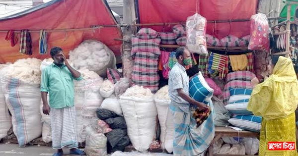 শহরে চাহিদা বেশী কম্বল আর ম্যাট্রেসের