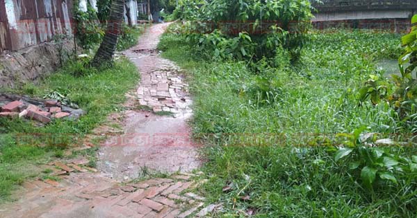 আলীরটেক ইউনিয়ন পাঁচ বছরেও শেষ হয়নি রাস্তার বাকি অর্ধেক কাজ