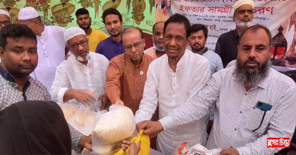 আক্তার হোসেন (বিএ)&rsquo;র উদ্যোগে ইফতার সামগ্রী বিতরণ