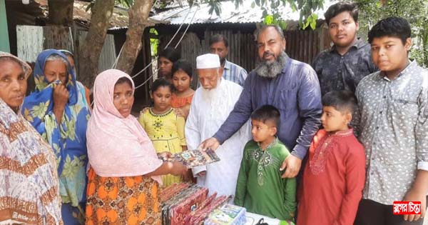 বন্দরে আক্তার হোসেনের ঈদবস্ত্র বিতরণ