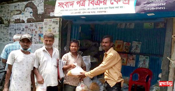 পত্রিকার হকারদের মাঝে সোহেলের ঈদ সামগ্রী বিতরণ