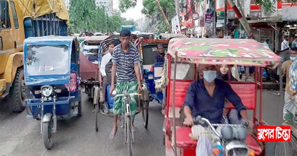 কড়াকড়িতেও বঙ্গবন্ধু সড়কে লাগামছাড়া ব্যাটারিচালিত রিক্সা