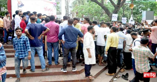 জুতা নিয়ে শহীদ মিনার বেদিতে বিএনপি নেতা কর্মীরা