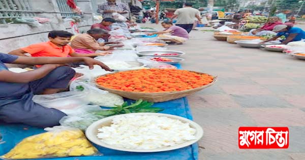 পূজার ফুলের যোগান দিয়ে বসে যেই হাট