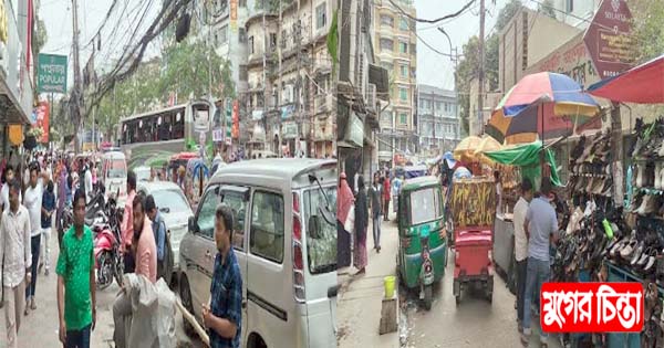 পপুলারের সামনেই যানজট, গলি হকারদের দখলে থাকায় চরম ভোগান্তি
