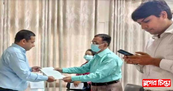 নারী শিক্ষককে ইউটিজিং বিচারের দাবিতে ডিসির কাছে স্মারকলিপি প্রদান