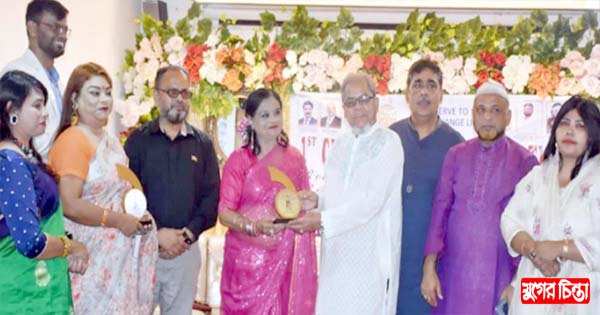 সংগীতশিল্পী সীমা সিদ্দিকী নৃত্যশিল্পী সামিরা সিদ্দিকীকে সম্মাননা
